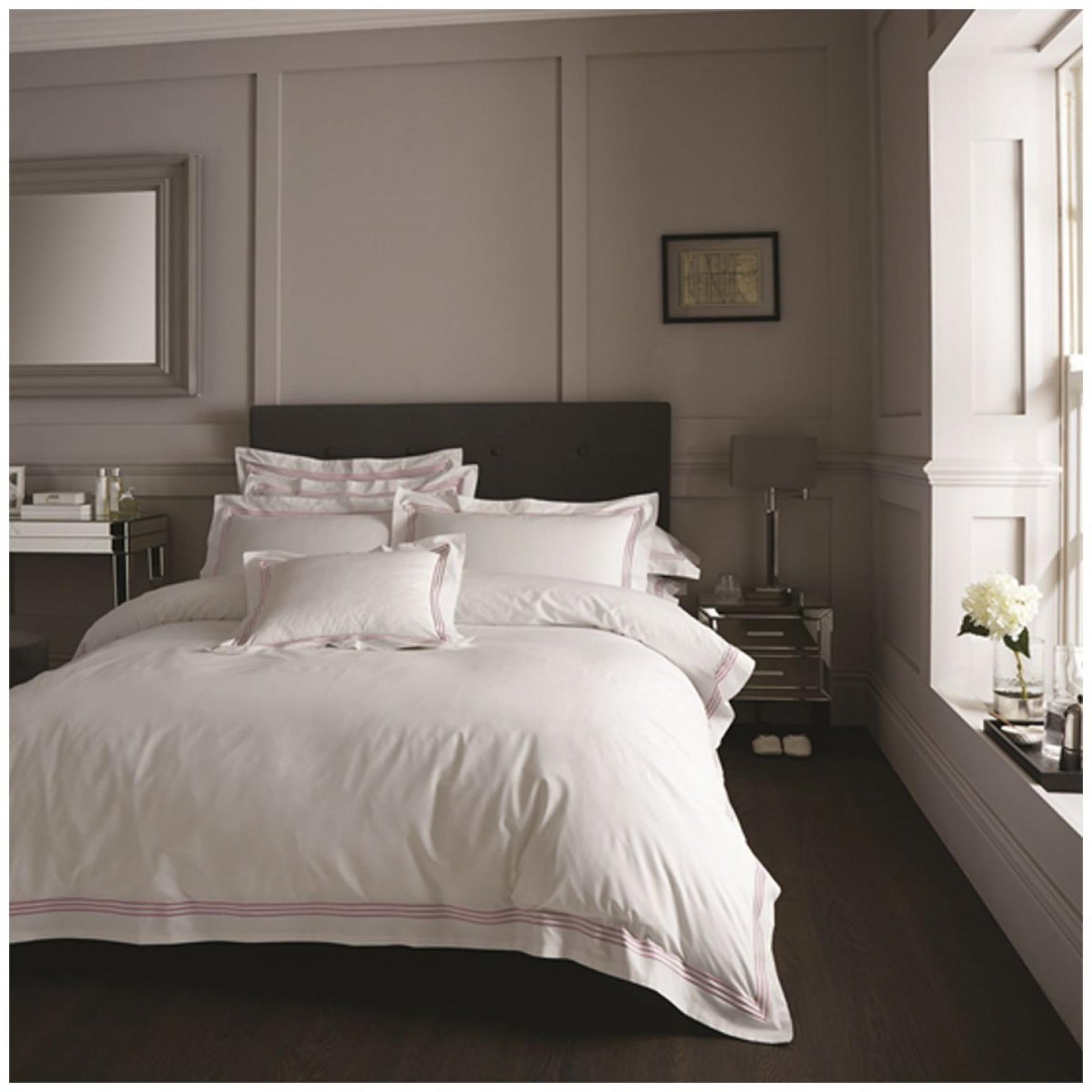 White-Pink Hotel Quality Duvet Cover Set - White/Pink