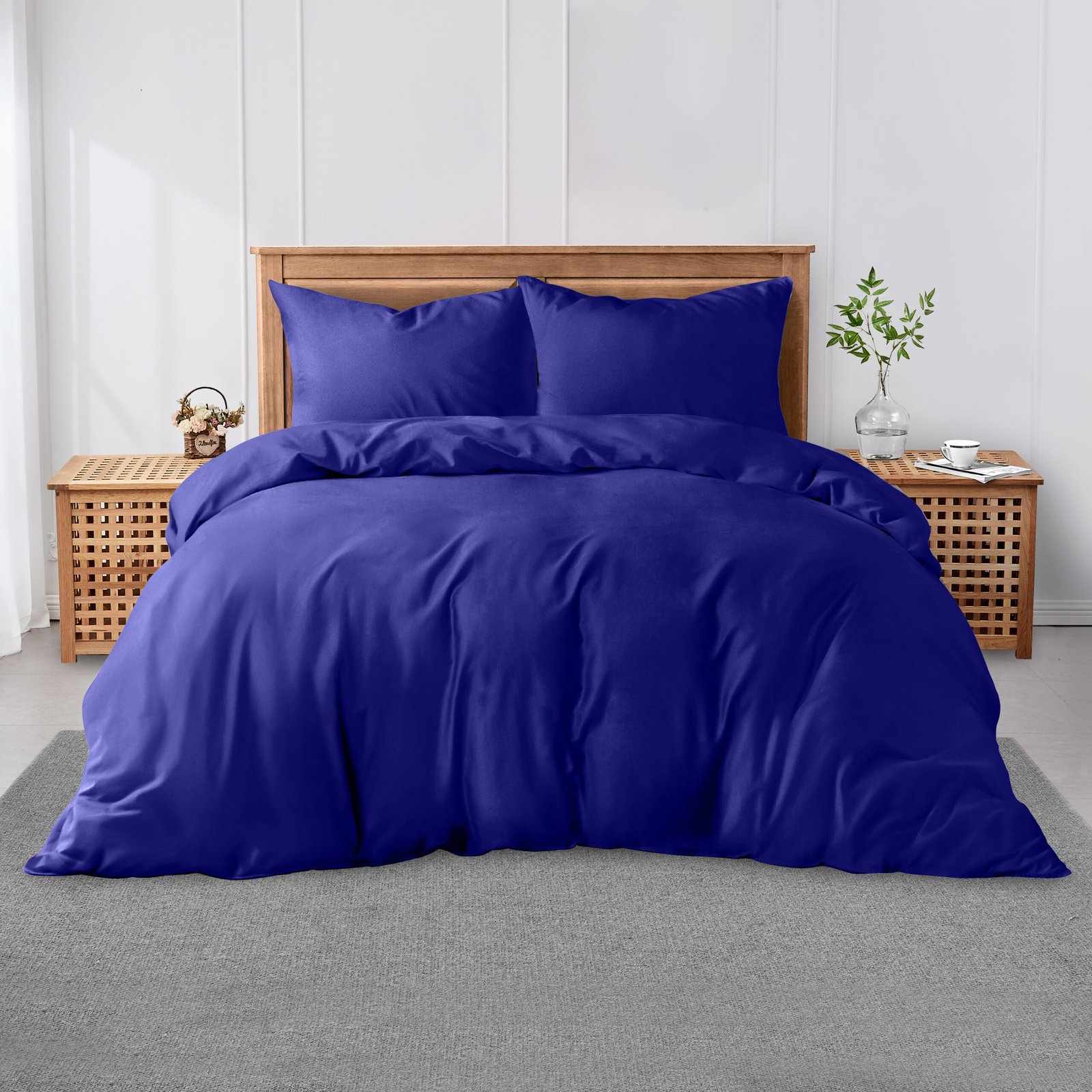 Bed,With,Four,Pillows,,Duvet,And,White,Bed,Linen,Isolated/ Luxury Plain Soft Duvet Cover Set - Royal Blue